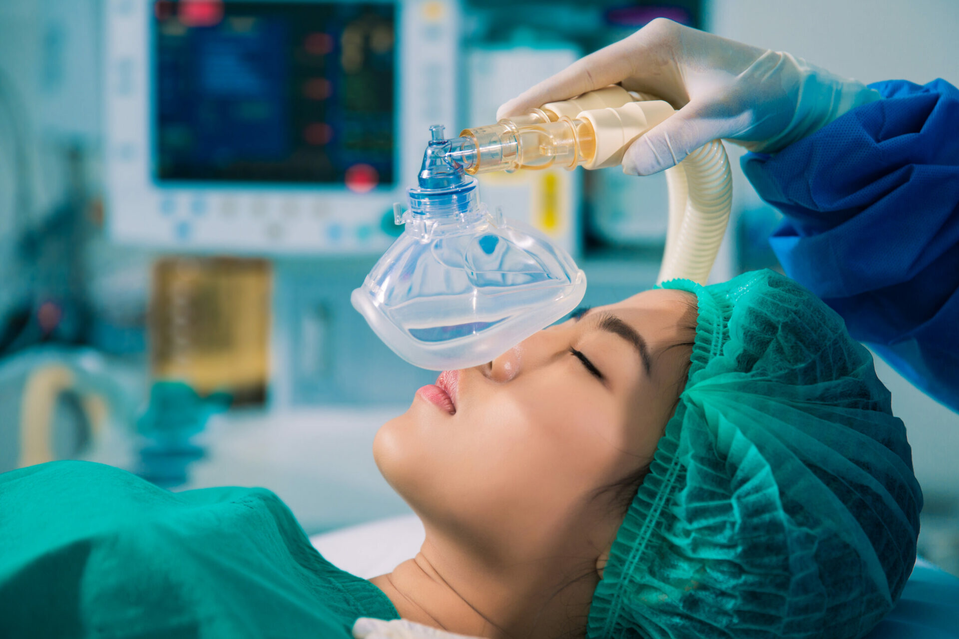 Préparation du patient en salle d'anesthésie avant excision du sinus pilonidal