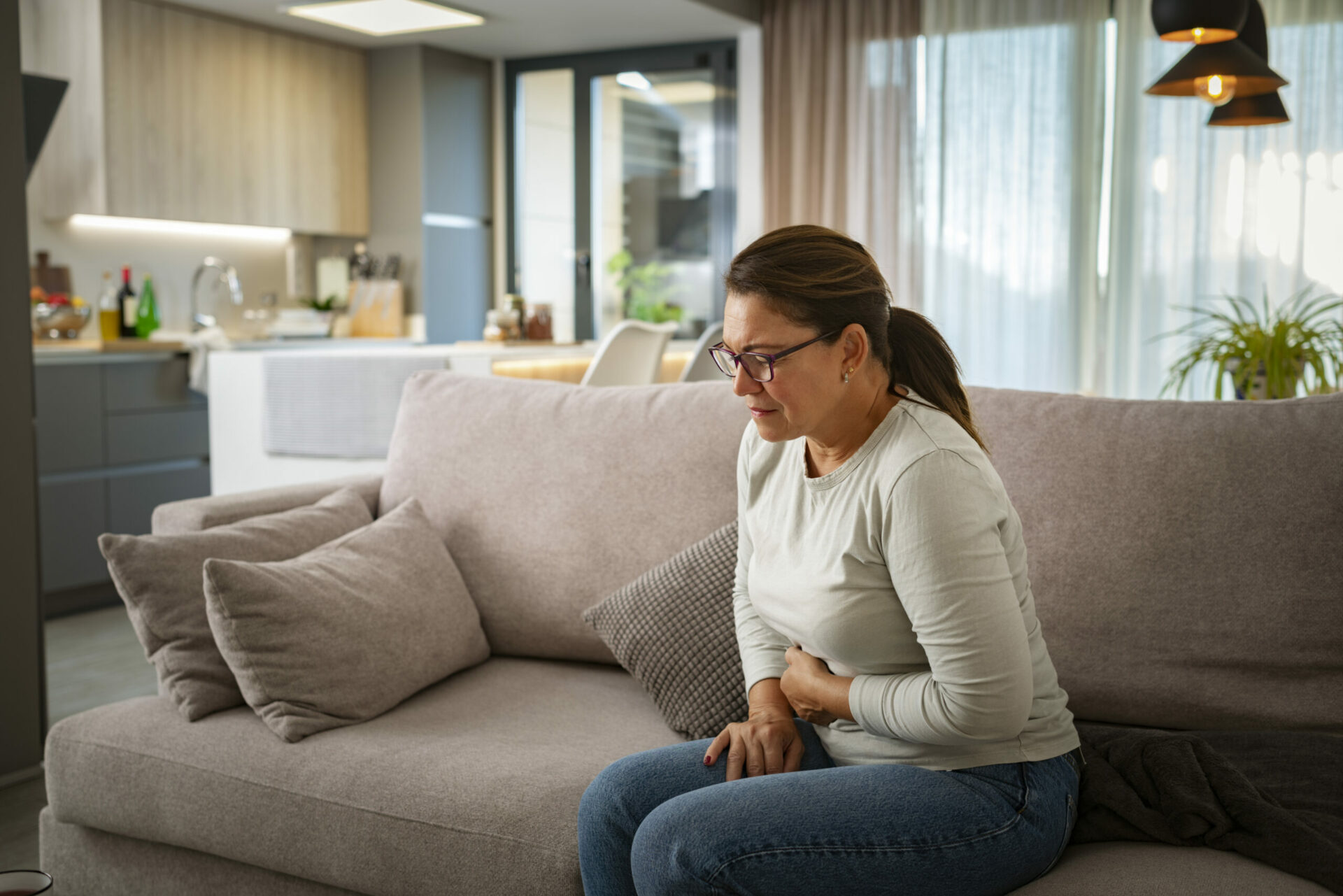 Femme souffrant de coliques hépatiques liées à une lithiase vésiculaire